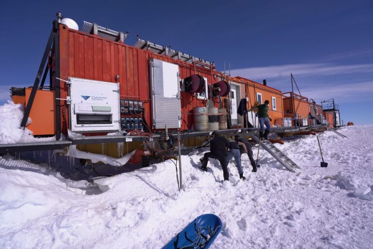 Déneigement de la caravane avant le départ pour D85 (T.Lauwers)