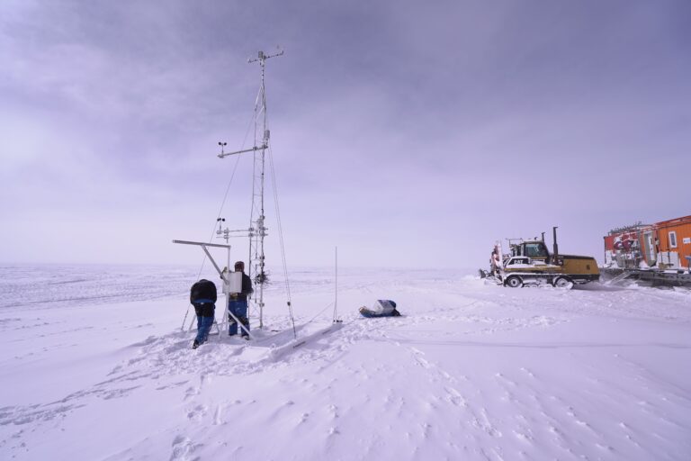 Mise en place des capteurs météo sur la tour à D85 par Felipe et Théophile (T. Lauwers)