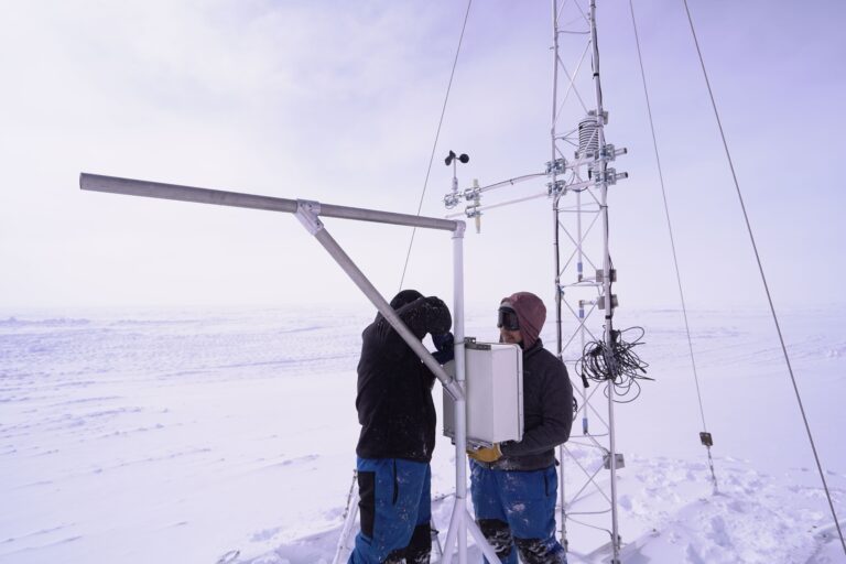 Mise en place des capteurs météo sur la tour à D85 par Felipe et Théophile (T. Lauwers)