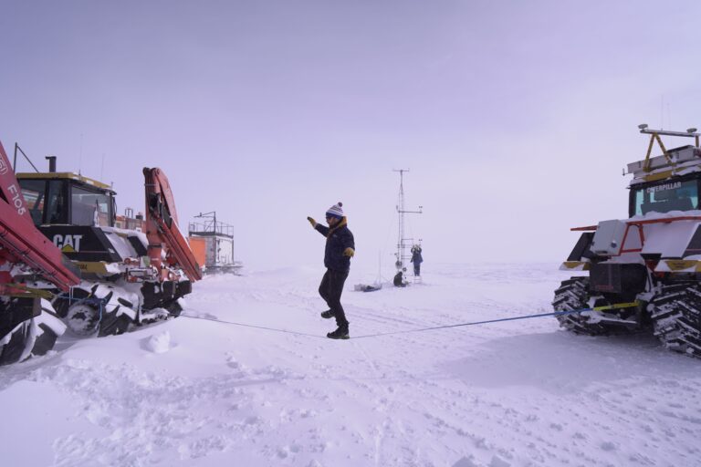 Après midi repos le 01 janvier 2025 (mais pas pour tout le monde !), slackline entre deux tracteurs (T.Lauwers)